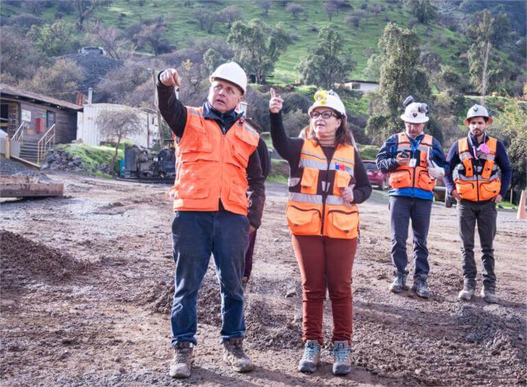 Ministra Hernando viajó a zonas afectadas por las lluvias para examinar necesidades de productores mineros