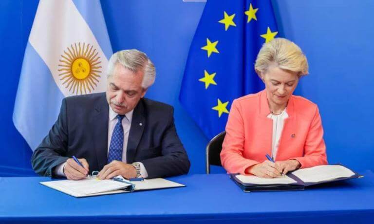 Argentina firmó con la UE histórico acuerdo para potenciar el litio y cobre