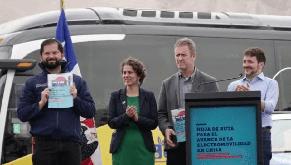 Presidente Boric recibió la Hoja de Ruta de Eletromovilidad por parte de los ministros de Energía y Transporte