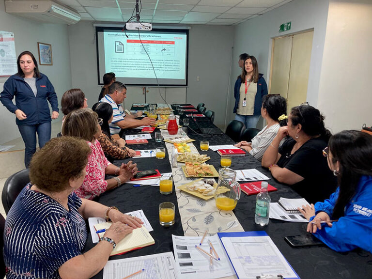 Vecinas y vecinos de Tierra Amarilla presentes en Taller Participativo de Monitoreo de Vibraciones por Tronadura