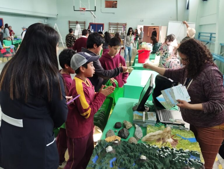 Sernageomin destaca peligros geológicos en la Ecoferia Ambiental 2024 en Mariquina