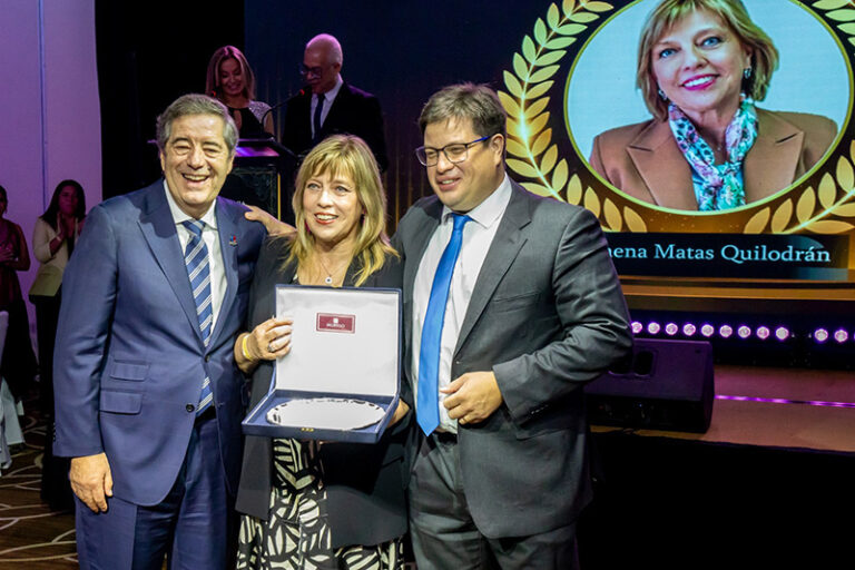 Ejecutiva de Minera Candelaria recibe “Premio Isidora Goyenechea Gallo”