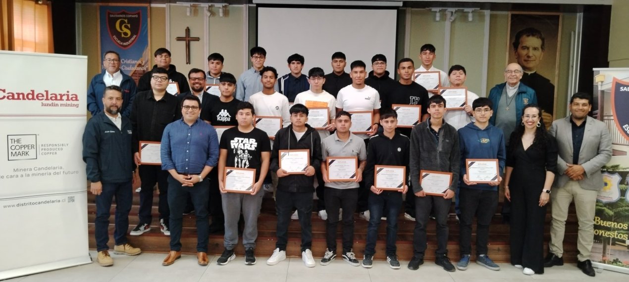 Estudiantes de Copiapó certifican capacitación en gestión de bodegas y operación de grúa horquilla con apoyo de Minera Candelaria