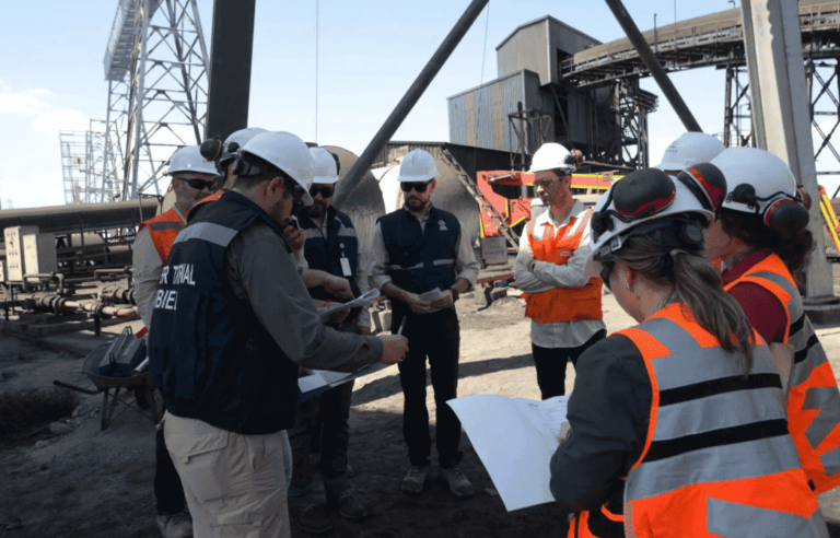 Ministros del Primer Tribunal Ambiental inspeccionan Complejo Térmico de Engie en Mejillones ante reclamaciones sobre uso de biomasa