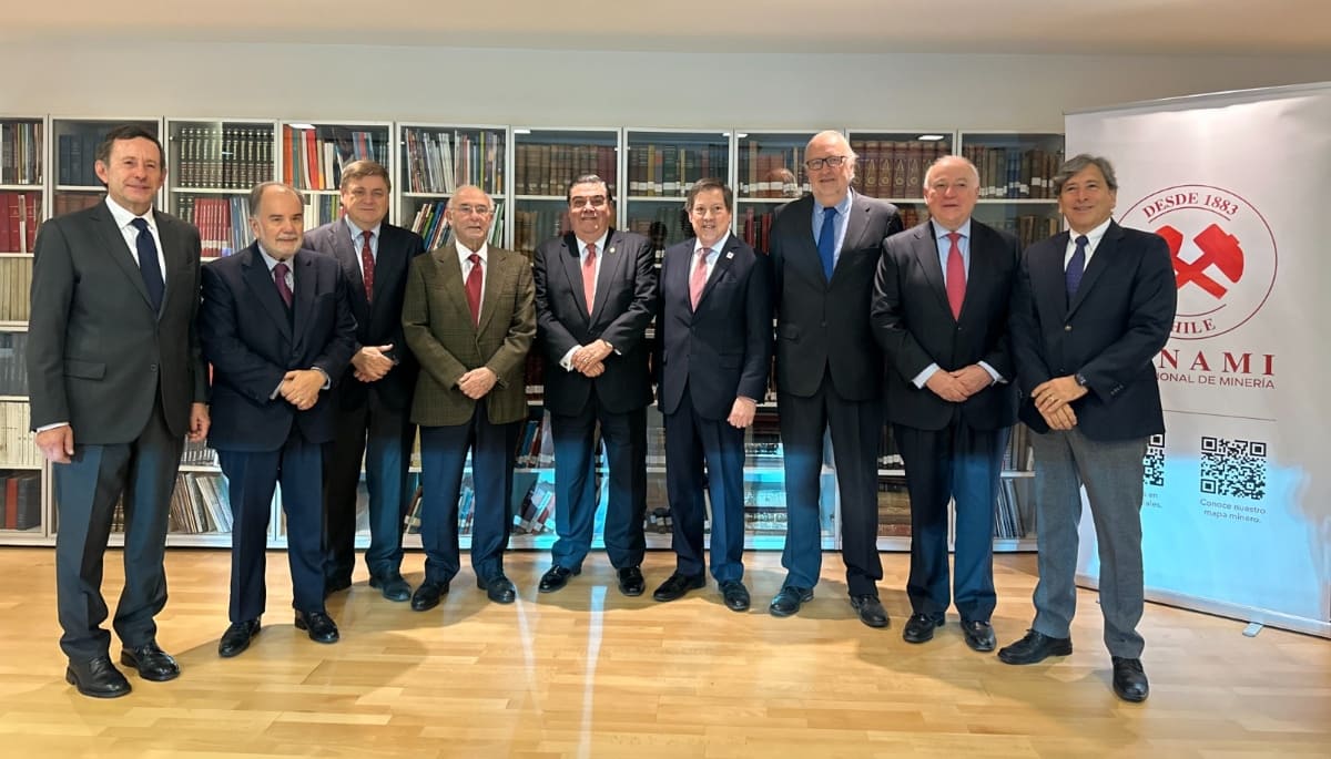 Exministros de Minería se reúnen en SONAMI para impulsar diálogo y fortalecer al sector