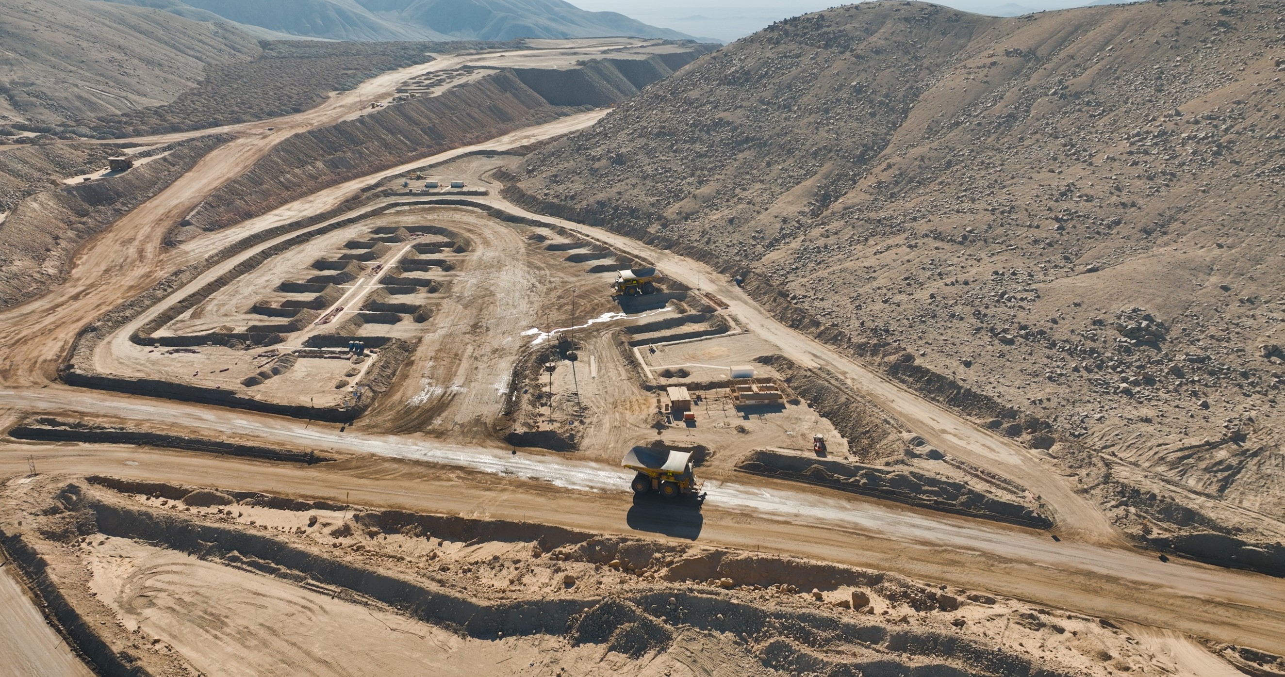 Minera Lomas Bayas presenta DIA para extender su operación hasta el 2038