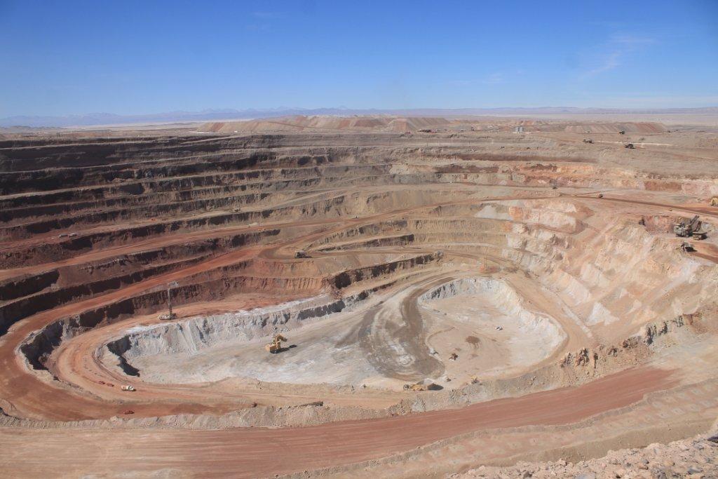 Codelco investiga incendio de camión de extracción en División Ministro Hales