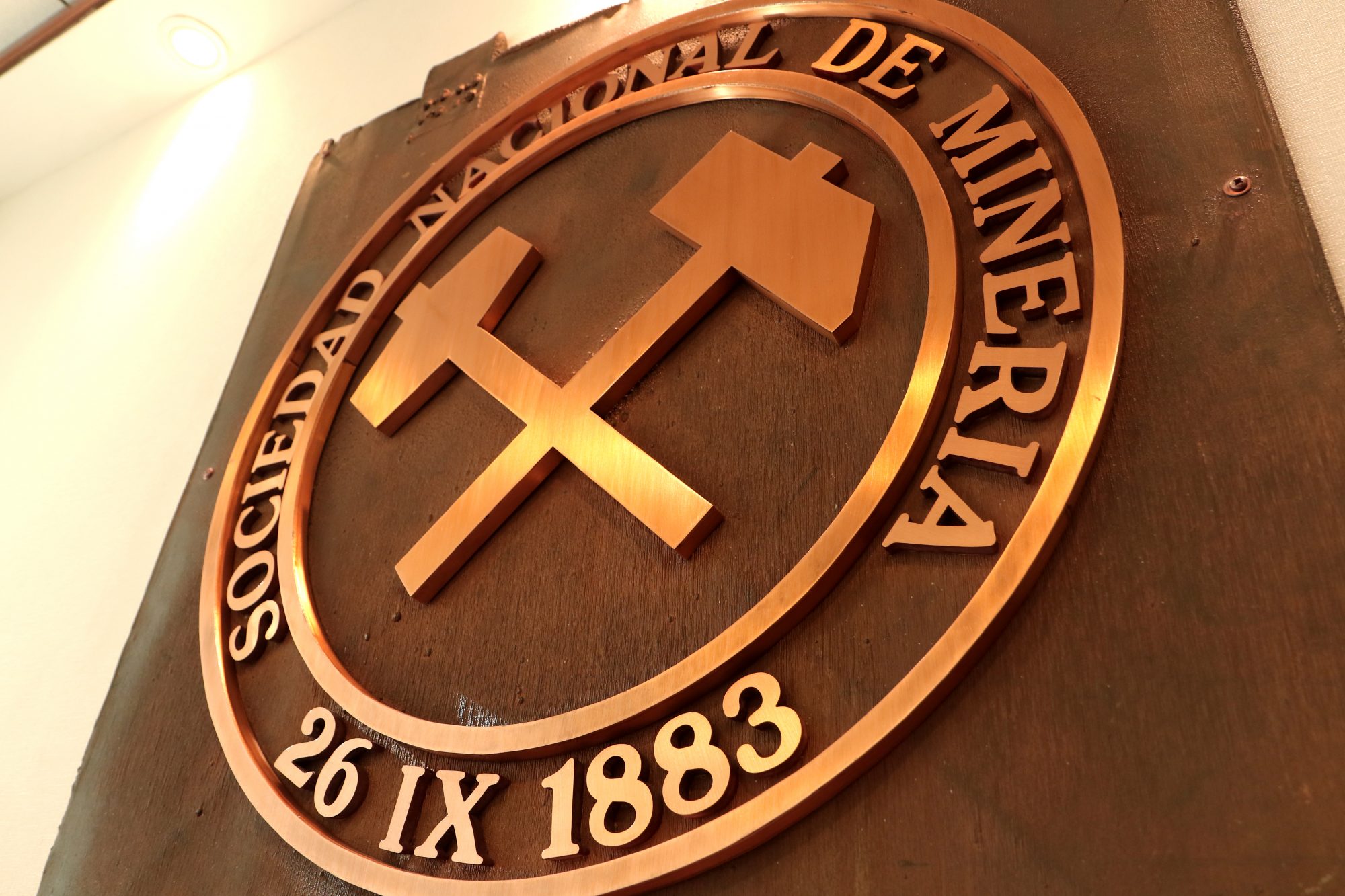 CRU y SONAMI abordan el contexto internacional del cobre y los retos para atraer inversión minera en Chile