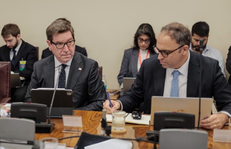 Biministro Mas lanza ofensiva pro inversión y apunta contra la “permisología”