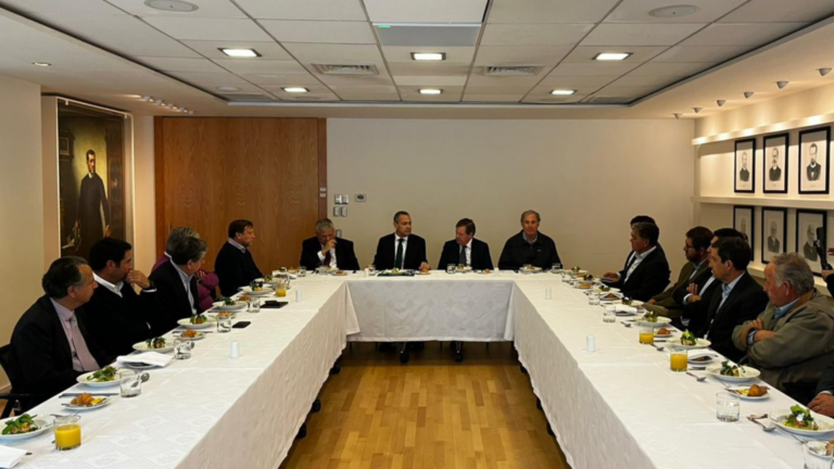Vicepresidente ejecutivo de ENAMI aborda oportunidades de negocio en Comité de Mediana Minería de SONAMI