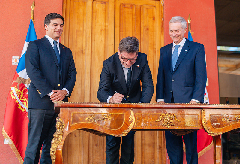 Presidente Kast firma proyecto de ley que simplifica y aporta certeza a régimen de patentes mineras