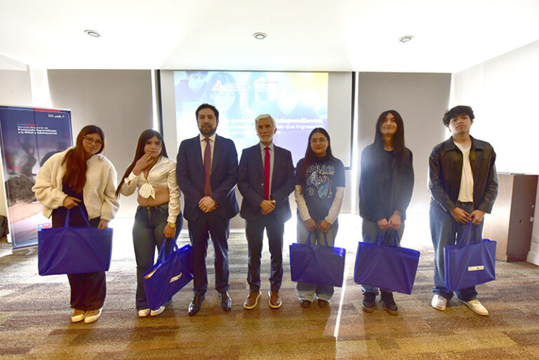 AIA, quienes participan de EXPONOR 2026, donó computadores a 29 estudiantes del sistema de protección en Antofagasta