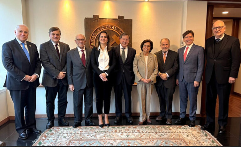 SONAMI reúne a siete exministros de Minería para proyectar el futuro del sector