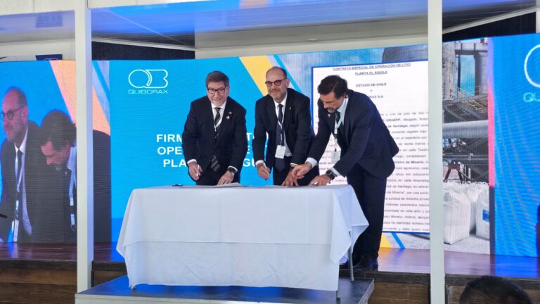 Biministro Mas firma primer CEOL del Estado con empresa privada para producir litio en la Región de Arica y Parinacota