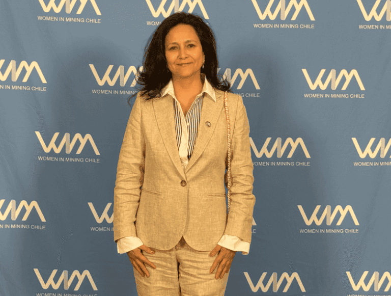 Claudia Azola de ENAMI es reconocida entre las 100 mujeres referentes de la minería