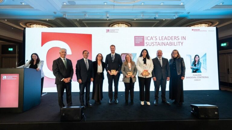 Gerenta de Codelco recibe premio internacional por su liderazgo en sustentabilidad