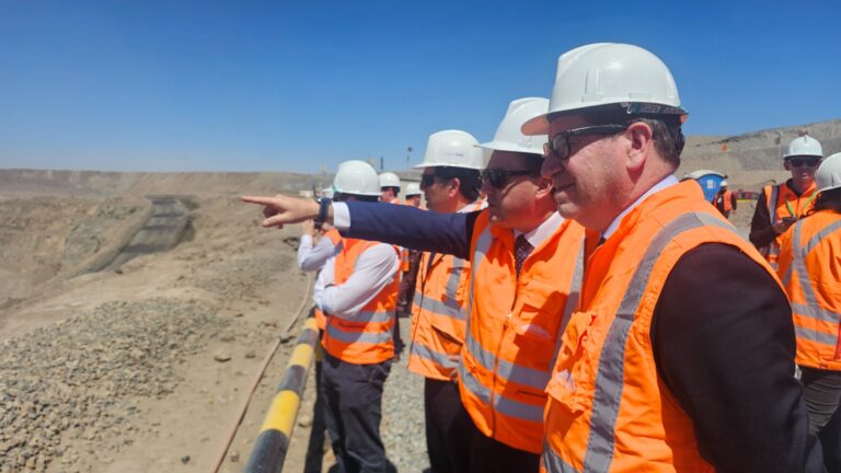 Presidente Kast y biministro Mas presentes en la postura de la primera piedra del proyecto Cuarta Línea de Molienda de Sierra Gorda